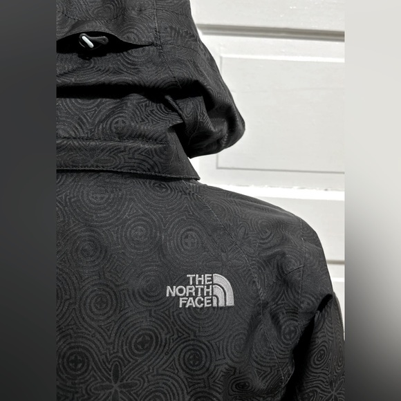 Patterned black North Face Hyvent Snowboard Jacket w/ Recco Tech (XS) - Picture 9 of 12